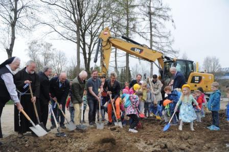 Fleißige Handwerker beim Ersten Spatenstich für die Erweiterung der