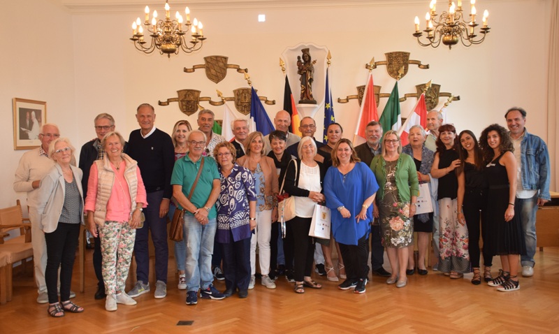 Große Wiedersehensfreude beim Empfang im Großen Sitzungssaal des Altöttinger Rathauses im Beisein der Vorsitzenden des Altötting-Loreto Clubs Eva Kilwing und der Vizepräsidentin des Loreto-Altötting Clubs Daniela Romanini (Foto: Christine Kukula, Stadt Altötting) Große Wiedersehensfreude beim Empfang im Großen Sitzungssaal des Altöttinger Rathauses im Beisein der Vorsitzenden des Altötting-Loreto Clubs Eva Kilwing und der Vizepräsidentin des Loreto-Altötting Clubs Daniela Romanini (Foto: Christine Kukula, Stadt Altötting)