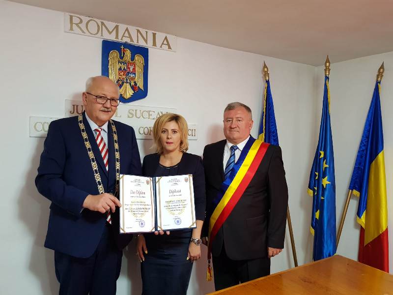 Auf dem Foto von rechts nach links: Bürgermeisterkollege Gheorge Fron, Frau Psychologin Principal und Übersetzerin Ramona Haloiu und der neue Ehrenbürger von Cornu Luncii. (Foto: Gemeinde Cornu Luncii) Auf dem Foto von rechts nach links: Bürgermeisterkollege Gheorge Fron, Frau Psychologin Principal und Übersetzerin Ramona Haloiu und der neue Ehrenbürger von Cornu Luncii. (Foto: Gemeinde Cornu Luncii)