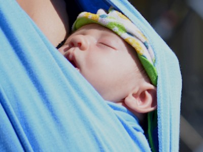07.10.babys-von-geburt-an-tragen-foto-pixabay