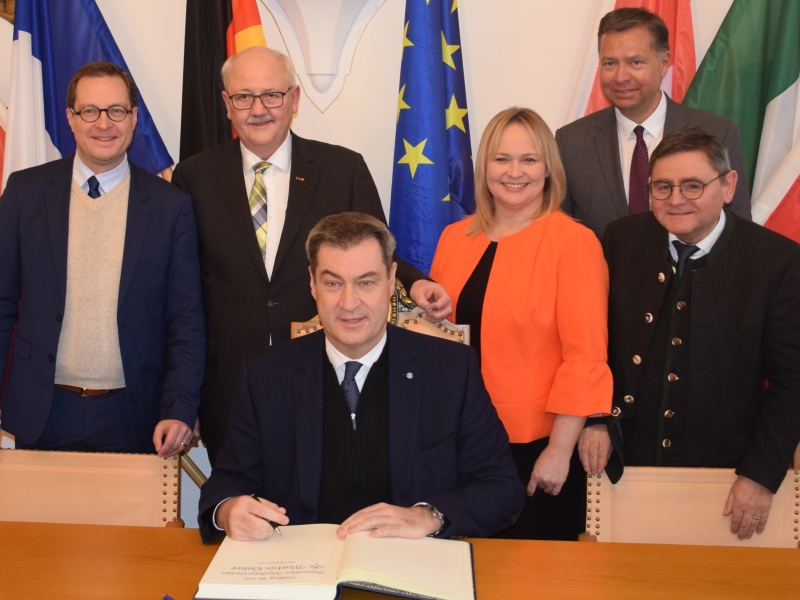 v. links: Landtagsabgeordneter Dr. Martin Huber, Erster Bürgermeister Herbert Hofauer, Ministerpräsident Dr. Markus Söder, Bezirksrätin Gisela Kriegl, Parlamentarischer Staatssekretär Stephan Mayer, MdB und Landrat Erwin Schneider beim Eintrag in das "Goldene Buch" der Kreis- und Wallfahrtsstadt Altötting v. links: Landtagsabgeordneter Dr. Martin Huber, Erster Bürgermeister Herbert Hofauer, Ministerpräsident Dr. Markus Söder, Bezirksrätin Gisela Kriegl, Parlamentarischer Staatssekretär Stephan Mayer, MdB und Landrat Erwin Schneider beim Eintrag in das "Goldene Buch" der Kreis- und Wallfahrtsstadt Altötting