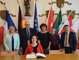 Generalkonsulin Sandra Simovich beim Eintrag in das "Goldene Buch".
Dahinter von links nach rechts: Bezirksrätin Gisela Kriegl, Erster Bürgermeister Herbert Hofauer, Landtagsabgeordnete a. D. Ingrid Heckner, Dr. Julie Grimmeisen, Generalkonsulat des Staates Israel München, Landrat Erwin Schneider Generalkonsulin Sandra Simovich beim Eintrag in das "Goldene Buch".
Dahinter von links nach rechts: Bezirksrätin Gisela Kriegl, Erster Bürgermeister Herbert Hofauer, Landtagsabgeordnete a. D. Ingrid Heckner, Dr. Julie Grimmeisen, Generalkonsulat des Staates Israel München, Landrat Erwin Schneider