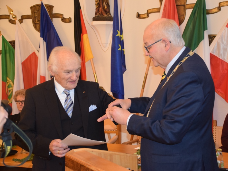 13-12-2018-Goldener-Ehrenring-Klaus-Mueller-Stadt-Foto1-800x600