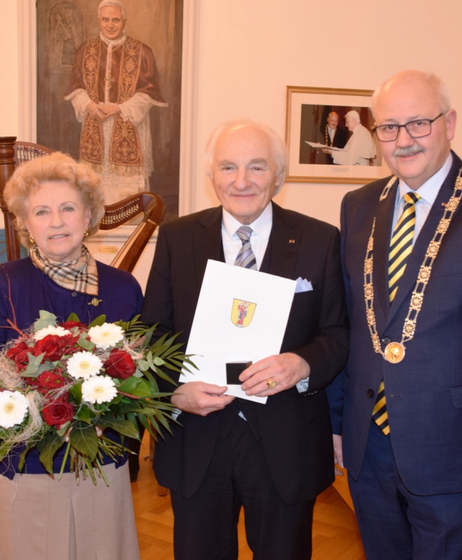 13-12-2018-Goldener-Ehrenring-Klaus-Mueller-Stadt-Foto2-600x800