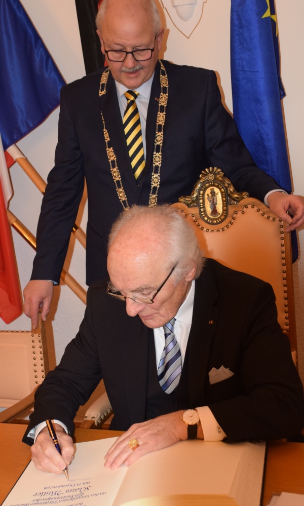 13-12-2018-Goldener-Ehrenring-Klaus-Mueller-Stadt-Foto3-600x800