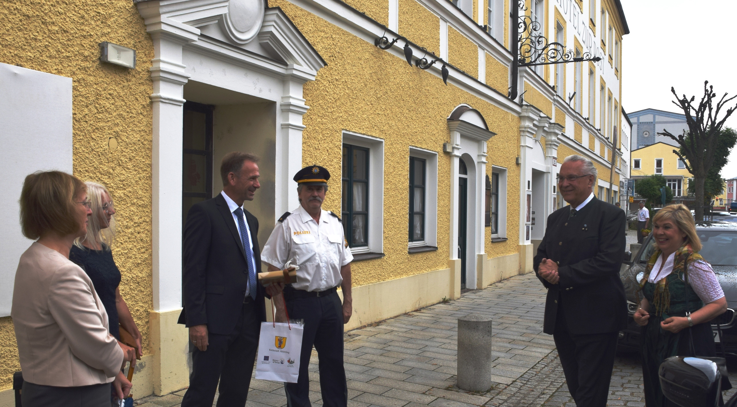 15-08-20-innenminister-herrmann-altoetting-patrozinium-begruessung2-buergermeister-stephan-antwerpen-foto-stadt-altoetting-800x600