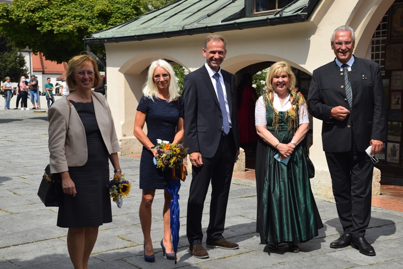 15-08-20-innenminister-herrmann-altoetting-patrozinium-begruessung4-buergermeister-stephan-antwerpen-foto-stadt-altoetting-800x600