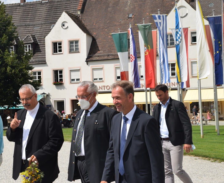 15-08-20-innenminister-herrmann-altoetting-patrozinium-begruessung5-buergermeister-stephan-antwerpen-foto-stadt-altoetting-800x600