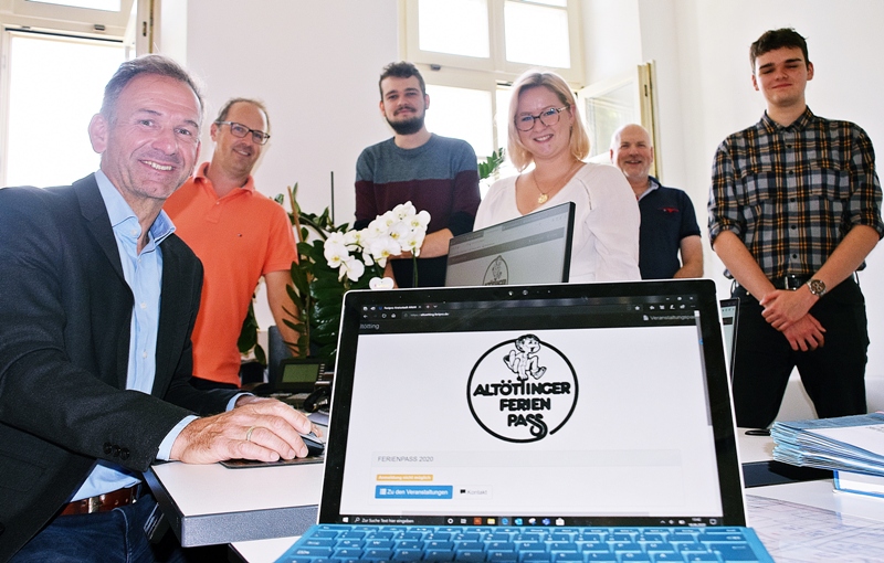 Von links nach rechts: Erster Bürgermeister Stephan Antwerpen, Jugendreferent Holger Gottschalk, Ferienpass-Mitarbeiter Jakob Hirler, ANJAR-Jugendpflegerin Gina Richardson, Gerd Loichinger von der Stadtverwaltung und Ferienpass-Mitarbeiter Simon Hirler bei der Präsentation des brandneuen Ferienprogramms.
Foto: Christine Kukula, Stadt Altötting Von links nach rechts: Erster Bürgermeister Stephan Antwerpen, Jugendreferent Holger Gottschalk, Ferienpass-Mitarbeiter Jakob Hirler, ANJAR-Jugendpflegerin Gina Richardson, Gerd Loichinger von der Stadtverwaltung und Ferienpass-Mitarbeiter Simon Hirler bei der Präsentation des brandneuen Ferienprogramms.
Foto: Christine Kukula, Stadt Altötting