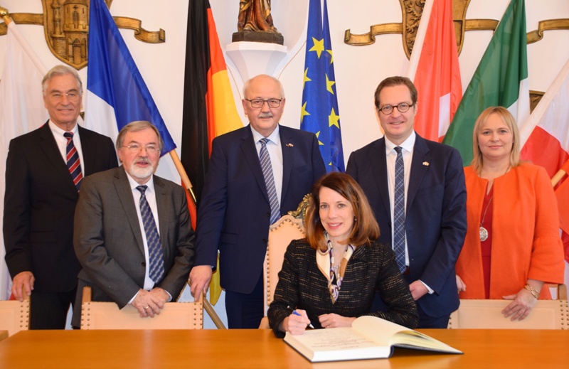 von links nach rechts:
Honorarkonsul a. D. Prof. Dr. Dr. Joseph Kastenbauer, stv. Landrat Stefan Jetz, Erster Bürgermeister Herbert Hofauer, Generalkonsulin Meghan Gregonis, Landtagsabgeordneter Dr. Martin Huber, Bezirksrätin Gisela Kriegl
von links nach rechts:
Honorarkonsul a. D. Prof. Dr. Dr. Joseph Kastenbauer, stv. Landrat Stefan Jetz, Erster Bürgermeister Herbert Hofauer, Generalkonsulin Meghan Gregonis, Landtagsabgeordneter Dr. Martin Huber, Bezirksrätin Gisela Kriegl