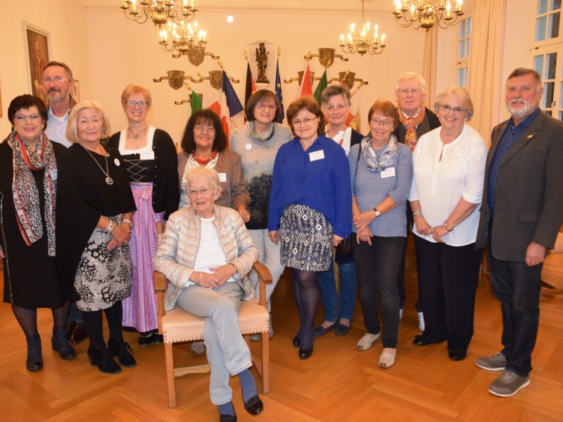 Gemeinsames Gruppenbild der Malgruppe indigo zusammen mit Zweiten Bürgermeister, Wolfgang Sellner, im Großen Sitzungssaal der Kreisstadt Altötting. Gemeinsames Gruppenbild der Malgruppe indigo zusammen mit Zweiten Bürgermeister, Wolfgang Sellner, im Großen Sitzungssaal der Kreisstadt Altötting.