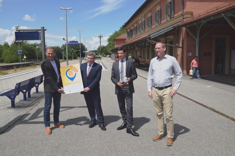 von links: Erster Bürgermeister Stephan Antwerpen, stv. Vorstandsvorsitzender der VR-meine Raiffeisenbank eG Reinhard Frauscher und Geschäftsstellenleiter Alexander Zankl sowie Andreas Wieninger, Inhaber des Reisezentrums am Bahnhof - Foto: Christian Wieser, Stadt Altötting von links: Erster Bürgermeister Stephan Antwerpen, stv. Vorstandsvorsitzender der VR-meine Raiffeisenbank eG Reinhard Frauscher und Geschäftsstellenleiter Alexander Zankl sowie Andreas Wieninger, Inhaber des Reisezentrums am Bahnhof - Foto: Christian Wieser, Stadt Altötting