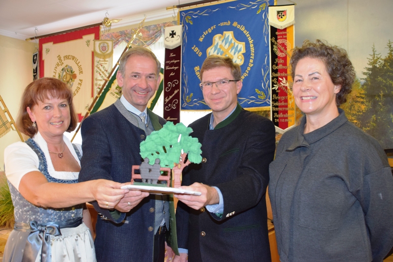 25-09-2022-50-Jahre-Eingemeindung-Raitenhart-Geschenk-mitPfriender_800x600