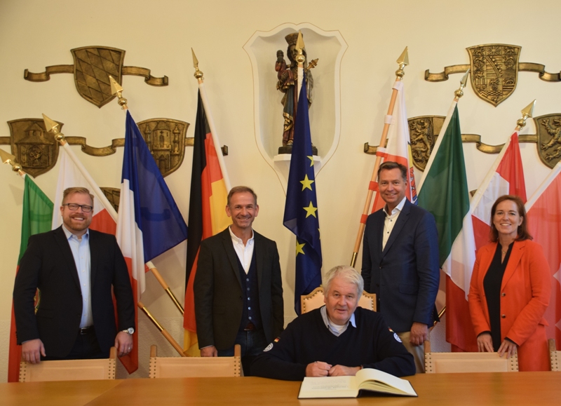 von links: Dennis Frölen, Mitglied im Vorstand der THW-Stiftung, Erster Bürgermeister Stephan Antwerpen, Albrecht Broemme, Ehrenpräsident der Bundesanstalt Technisches Hilfswerk Berlin, Stephan Mayer, Parlamentarischer Staatssekretär und MdB, Dr. Cornelia Lawrenz, Geschäftsführerin der THW-Stiftung von links: Dennis Frölen, Mitglied im Vorstand der THW-Stiftung, Erster Bürgermeister Stephan Antwerpen, Albrecht Broemme, Ehrenpräsident der Bundesanstalt Technisches Hilfswerk Berlin, Stephan Mayer, Parlamentarischer Staatssekretär und MdB, Dr. Cornelia Lawrenz, Geschäftsführerin der THW-Stiftung