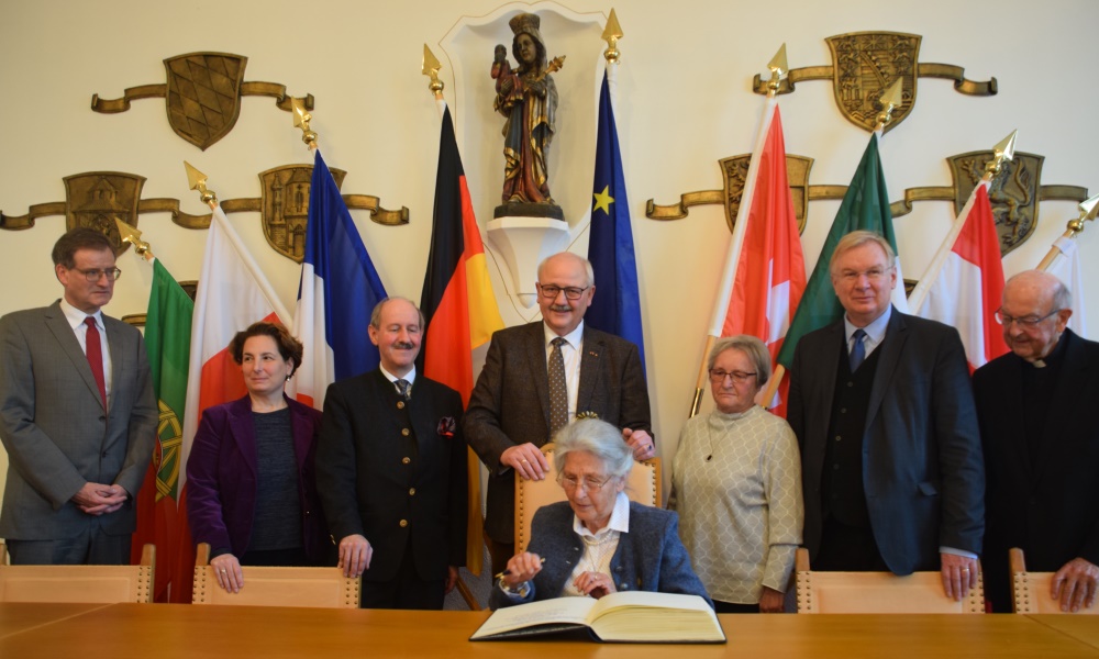 Buchpräsentation - die Wittelsbacher und Altötting, Eintrag ins Goldene Buch, Foto: Stadt