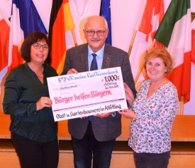 Altoetting-Gartenbauverein-spendet-fuer-Buerger-helfen-Buergern-Scheckuebergabe-Foto-Stadt Altoetting-Gartenbauverein-spendet-fuer-Buerger-helfen-Buergern-Scheckuebergabe-Foto-Stadt