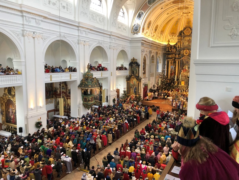 Aussendungsfeier-Sternsingeraussendung-Altoetting-in-der-Basilika-St.-Anna-800x600