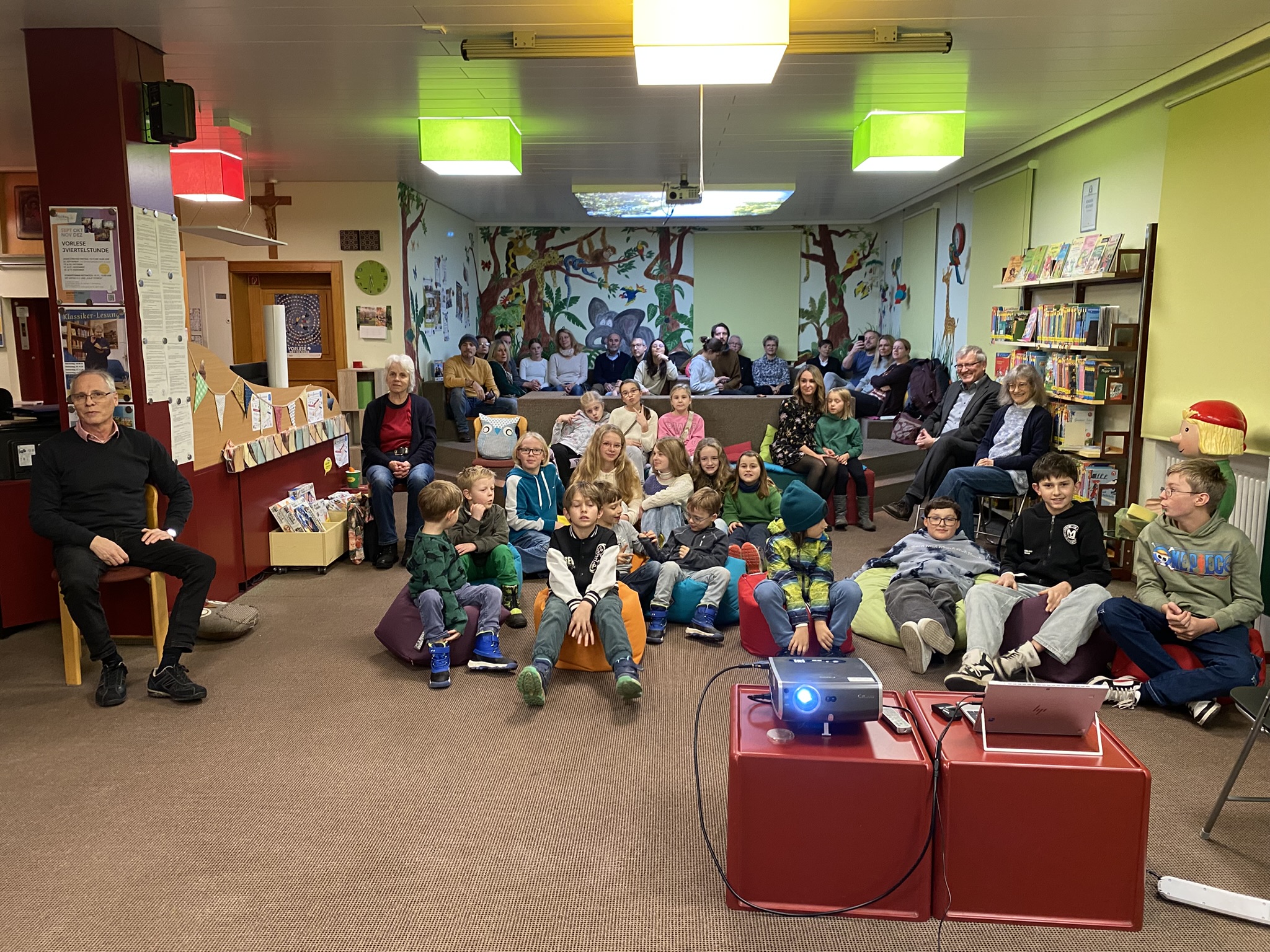 Die Buchclubkinder und ihre Familien bei der Filmpremiere in der Bücherei Foto: Wirnsberger