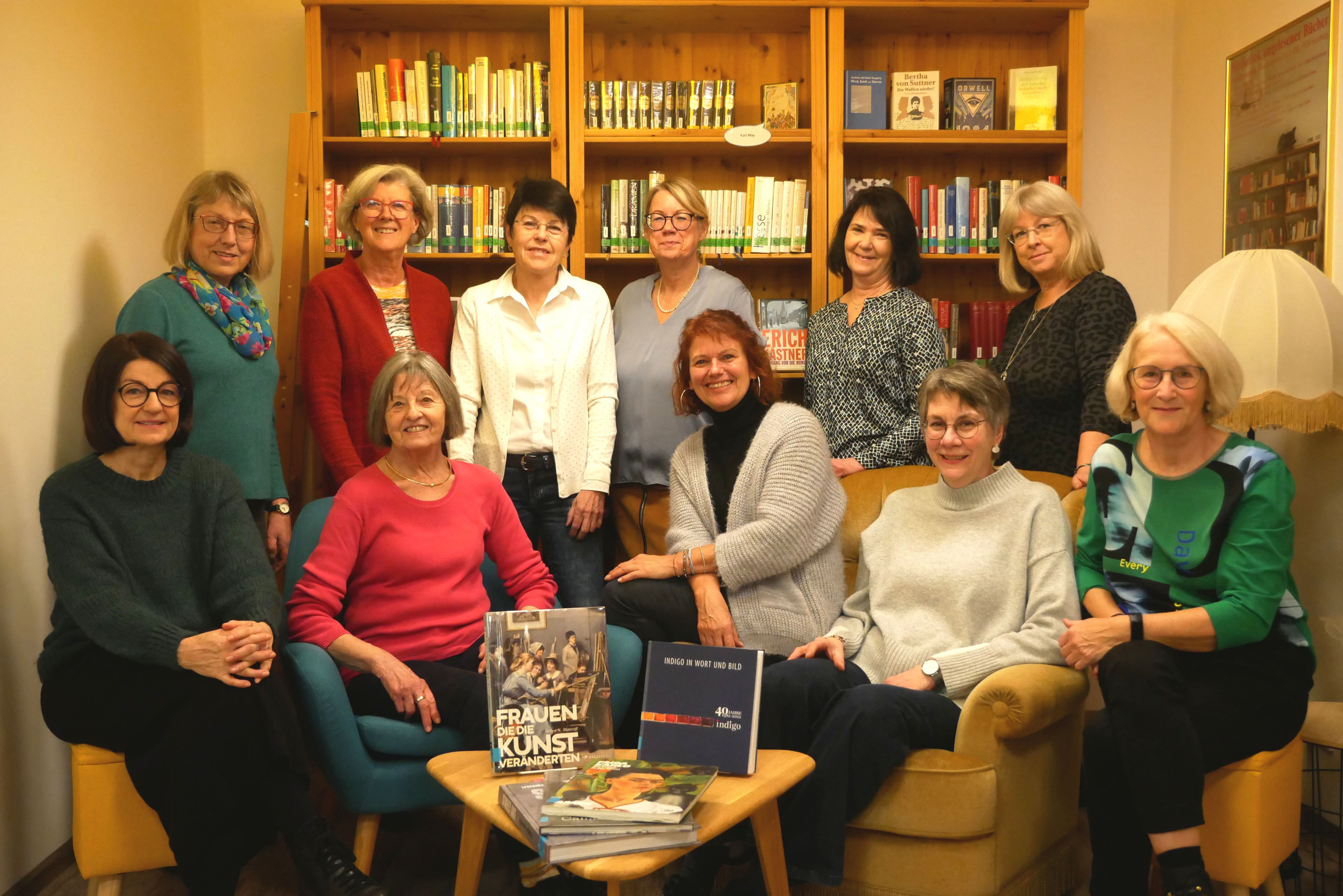 Büchereiteam in der Klassiker-Ecke Foto: Heuwieser Konrad