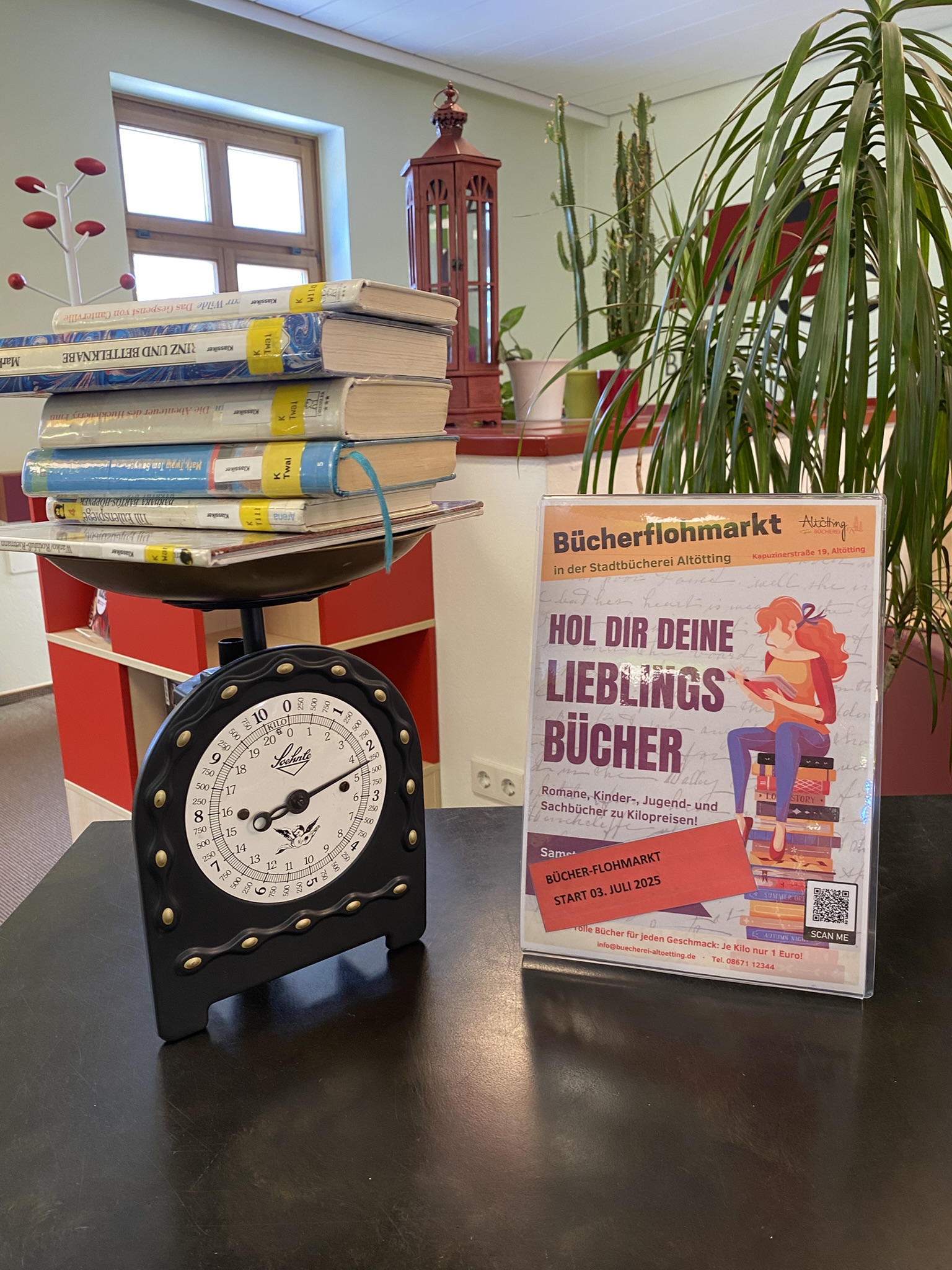 Eine Waage mit einem Bücherstapel