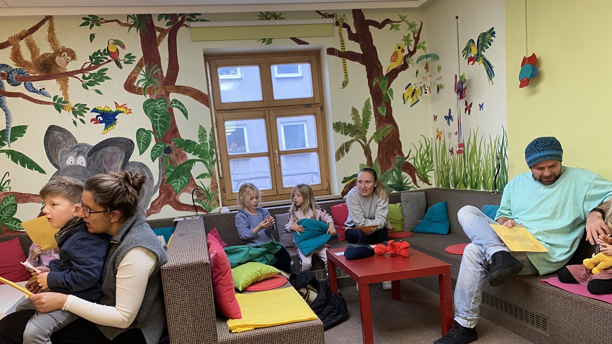 Vorlese3viertelstunde in der Stadtbücherei Altötting Foto: Bücherei