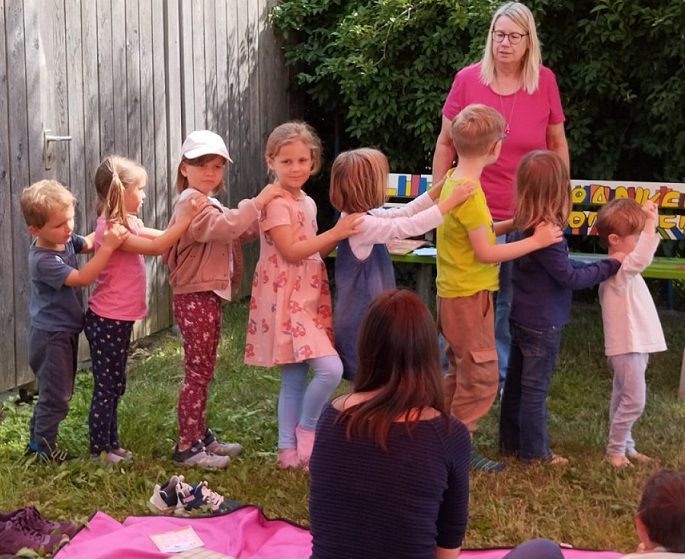 Vorlese3viertelstunde auf der Büchereiwiese, Foto: Wirnsberger
