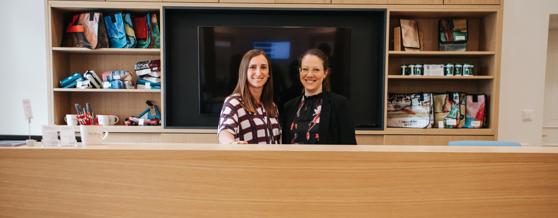 Zwei Frauen stehen vor einem langen Counter.