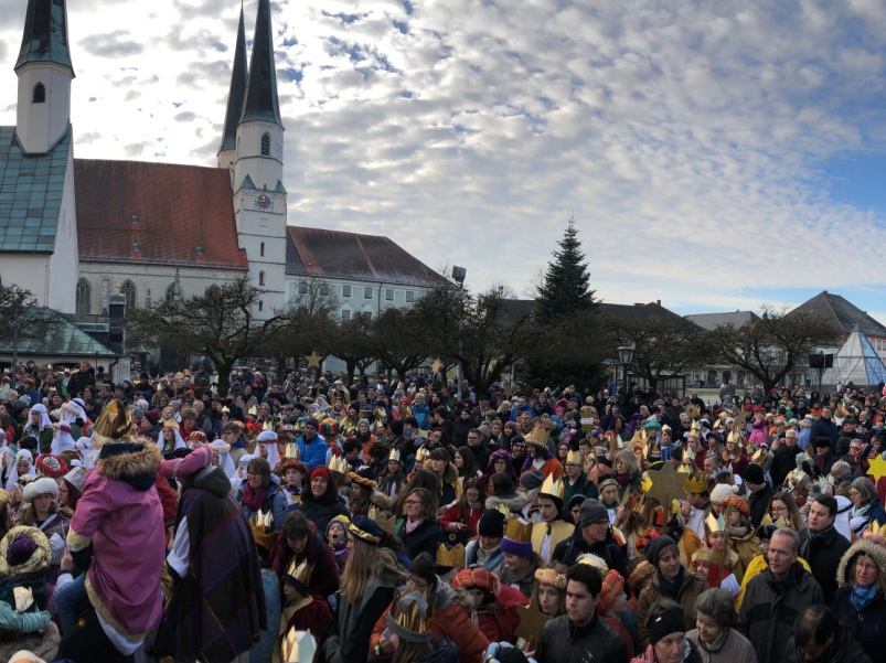 Ein-Meer-an-Sternsingern-in-Altoetting-bundesweite-Sternsingeraussendung-800x600