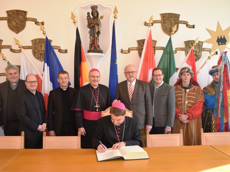 Eintrag-ins-goldene-Buch-bei-Sternsingeraussendung-Altoetting-600x800