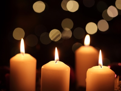 Brennende Kerzen auf einem Adventskranz.