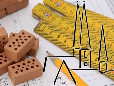 Ziegelsteine, Architektenpläne und Meterstab 