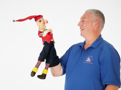 Stephan Mikat mit seiner Handpuppe.