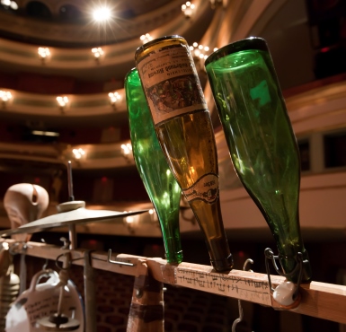 Flaschen dienen dem Percussionisten als "Trommel".
