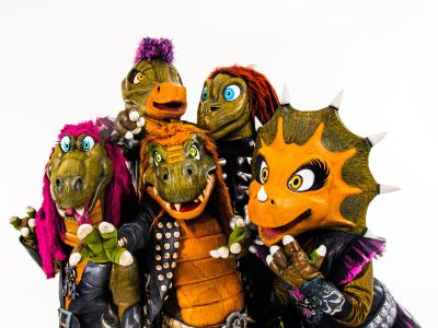 Die Dinos der Rockband posieren gemeinsam.