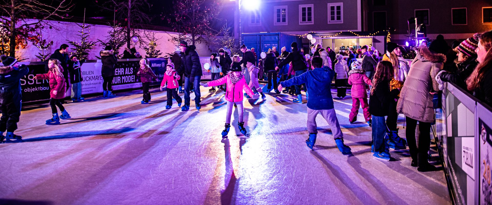 Eislaufspaß für Groß & Klein auf der hochmoderne Synthetik-Eisbahn am Bahnhofplatz!