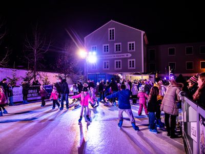 Eislaufspaß für Groß & Klein auf der hochmoderne Synthetik-Eisbahn am Bahnhofplatz!