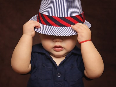 Ein kleiner Junge mit stylischem Hut.