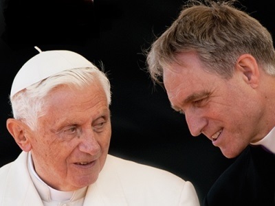 Erzibschof Georg Gänswein im Gespräch mit Papst Benedikt. 