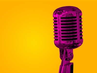 Ein stilisiertes Mikrofon vor gelbem Hintergrund.