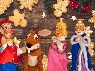 Kasperl, Prinzessin, König und Hase als Handpuppe mit Weihnachtsmotiv.
