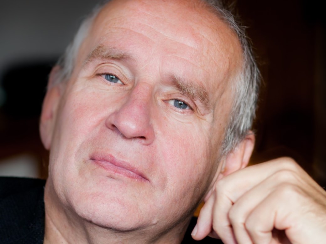 Der Kabarettist Matthias Deutschmann blickt gerade in die Kamera. 