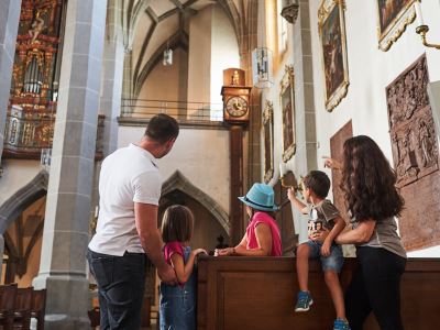 Eine Familie mit drei Kindern blickt auf den Tod von Eding