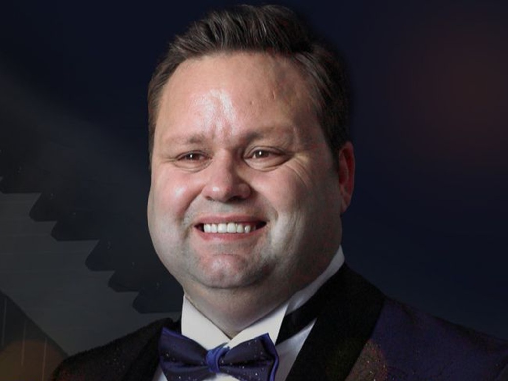 Der weltberühmte Tenor Paul Potts strahlt ins Publikum.
