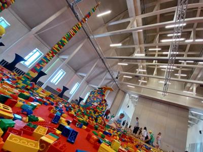 Die Holzbausteine liegen auf dem Fussboden im Raiffeisen-Saal.