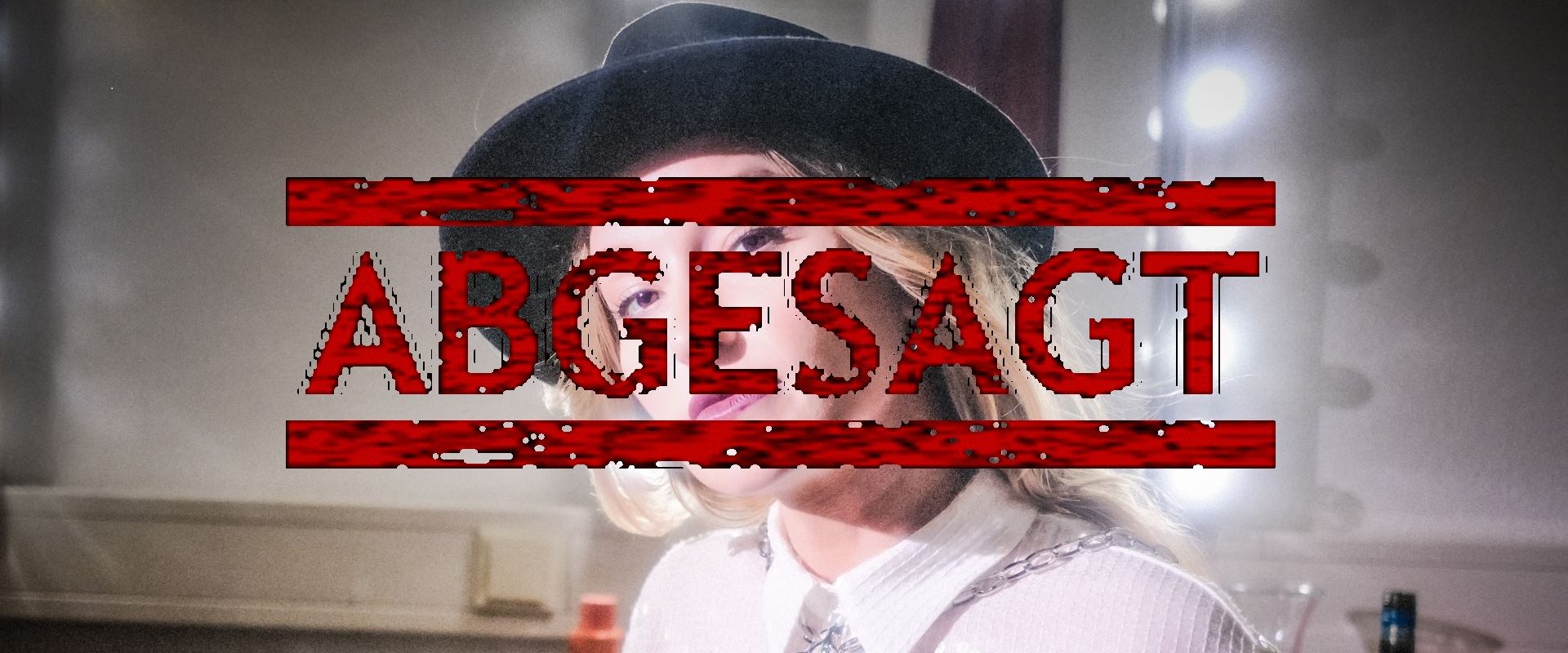 Malarina, KULTUR+KONGRESS FORUM ALTÖTTING, Foto: Christopher GlanzlMalarina, KULTUR+KONGRESS FORUM ALTÖTTING, Foto: Christopher Glanzl Die junge Kabarettistin Malarina posiert mit Hut vor einem Garderobenspiegel.