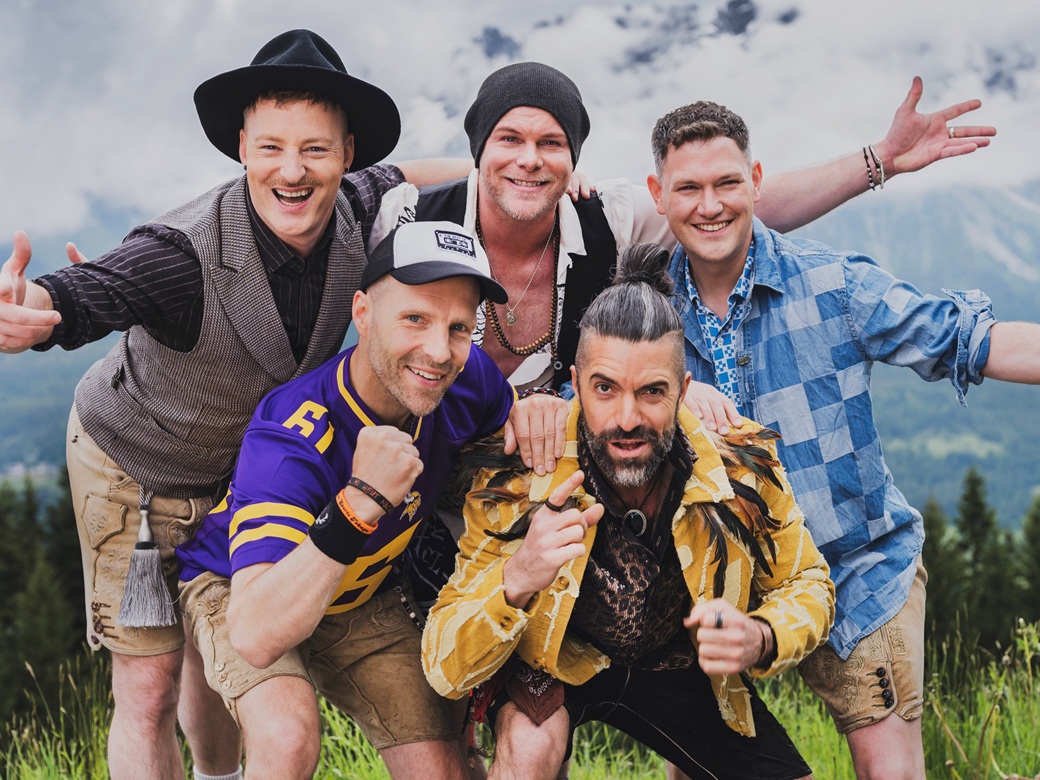 Voxx Club, Forum Altötting, Bild Band 5 Männer in Lederhose.