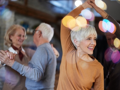 Senioren tanzen miteinander.