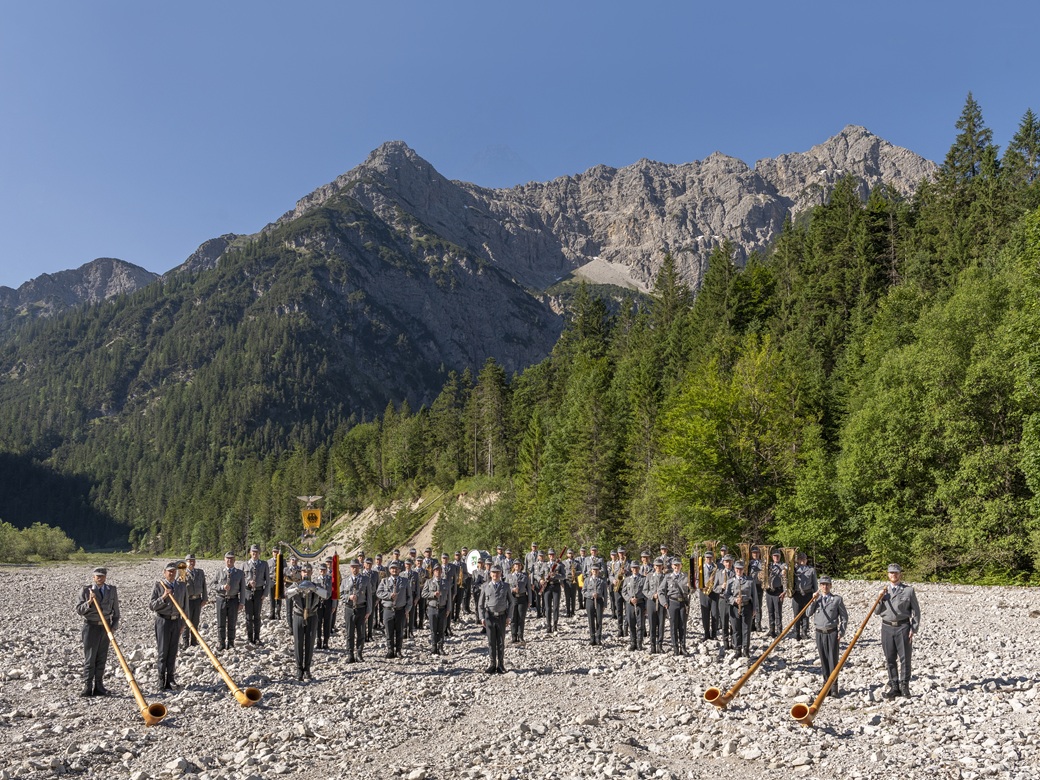 Gebirgsmusikkorps Garmisch-Partenkirchen, Krieger- und Soldatenkameradschaft, Forum Altötting, Bild GMK Musiker in Uniform vor Bergkulisse.