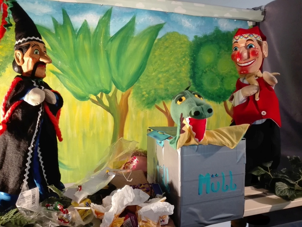 Kasperl, der Zauberer und das Krokodil als Handpuppen.