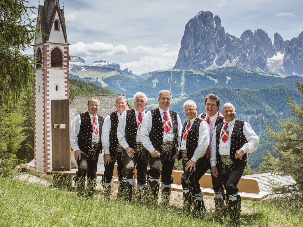 Kastelruther Spatzen, KULTUR+KONGRESS FORUM ALTÖTTING, Foto Christian Brecheis Die Musiker der Kastelruther Spatzen vor einem Alpen-Panorama.